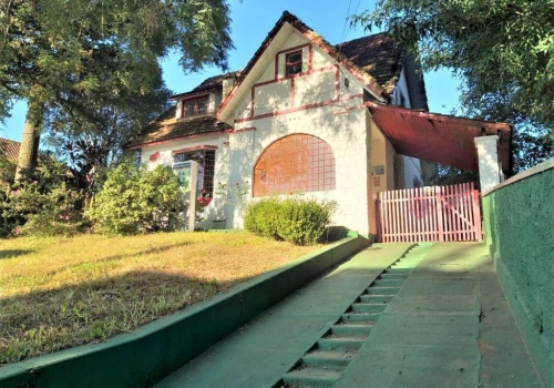 Casas Comerciais Na Avenida Desembargador Hugo Simas Em Curitiba