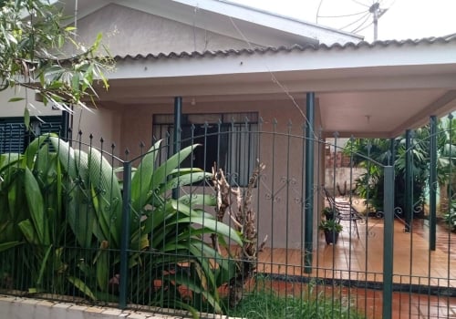 Casas quintal à venda no Centro em Andirá Chaves na Mão