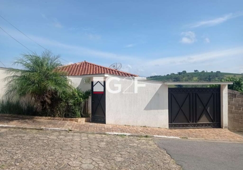 Casas varanda à venda no Centro em Ouro Fino Chaves na Mão