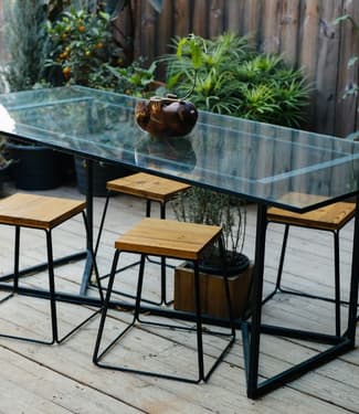 Mesa de jantar de vidro: dicas de como usar esse clássico em sua sala de jantar