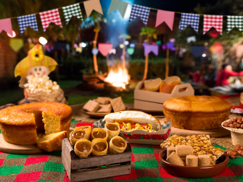 mesa com comidas de festa junina