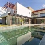 544m² COM 4 SUÍTES, PISCINA E JARDIM ENCANTADOR NO CONDOMÍNIO PARADISO!