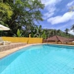 Casa na praia, Condomínio fechado, 3 suítes, Piscina, Churrasqueira, Albamar, Guarujá.