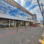 Salão comercial sobre loja com 600 m² no Bairro Jd. Botânico com 02 wcs privativo, elevador, recepção, frente toda em blindex.