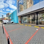 Imóvel comercial na avenida  do Bairro Jd. Botânico com 150m² construção, vitrine, 02 vagas de garagem com recuo.