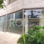 Loja Comercial para Locação na Vila Madalena, São Paulo-SP: mezanino, 2 banheiros, 235m² de área.