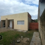 Casa com 3 dormitórios a 400 metros da praia.