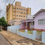 Terreno à venda no centro de Londrina. Com casa de madeira no local com 3 quartos, edicula de alvenaria nos fundos com 2 quartos.