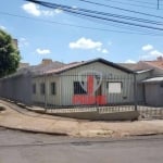 Casa comercial à venda na região central de Londrina. Com uma configuração espaçosa que inclui três quartos, sala, cozinha e dois banheiros, este imóv