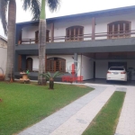 Casa à venda no Jardim Coliseu em Londrina. Sobrado com 3 quartos, sendo 1 suíte, 3 salas, área de serviço, garagem para 4 carros, terreno 365,70m2 e