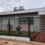 Casa à venda no Jardim Petrópolis em Londrina. Com 4 quartos, 2 suítes, 2 salas, cozinha com armários, área de serviço, 1 banheiro social, 3 vagas de