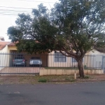 Casa para venda no Jardim Guararapes em Londrina. Com 3 quartos sendo 1 suíte, sala, copa, cozinha, área de serviço, banheiro social, 2 vagas de garag