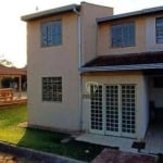 Casa à venda no condomínio Aurora Tropical no Jardim Tókio em Londrina. Com 3 quartos, 1 banheiro, sala e cozinha, armário planejado no quarto, ao lad