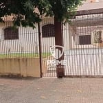 Casa à venda no Jardim América em Londrina.  Casa ampla com 5 vagas de garagem, fogão a lenha e churrasqueira. Com 320m2. Casa em localização privileg