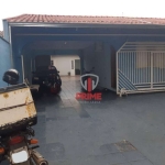 Casa à venda no conjunto Lindóia em Londrina. Com 2 quartos, sala, cozinha, área de serviço, banheiro social, 2 vagas de garagem, churrasqueira, depen