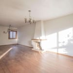 Casa 4 dormitórios à venda no Bairro Chácara das Pedras com 235 m² de área privativa - 2 vagas de garagem