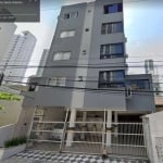 Apartamento com 2 dormitórios + 1 vaga privativa + sacada com churrasqueira no Centro de Balneário