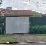 Desfrute de conforto e elegância nesta casa totalmente térrea, localizada em um dos bairros mais desejados de Curitiba, próximo ao Festval Alto da XV.