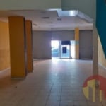 Loja térrea central, 251 m² interna, 2 garagens