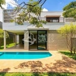 Casa assobradada de luxo à venda em Indianópolis, São Paulo-SP: 3 quartos, 3 suítes, 3 salas, 5 banheiros e 4 vagas.