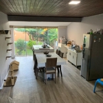 Casa c/ 2 quartos, 1 suite, vaga, pátio c/ churrasqueria e piscina na Zona Sul