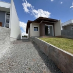 Casa com ótimo acabamento, à venda com 2 dormitórios, passagem lateral e um belo