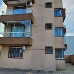 Apartamento térreo bem localizado no balneário cambiju a 300 metros do mar .