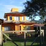 Casa à venda com 2 dormitórios e arquitetura Asiática, no Rio Tavares, Florianópolis, SC