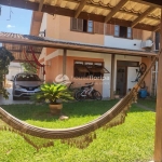 Casa à venda financiável, 4 dormitórios e amplo quintal com energia solar no Campeche, Florianópoli