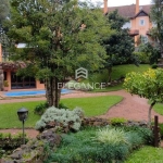 Elegance imóveis vende linda Residência em condomínio fechado, próximo ao Centro de Gramado com 3 suítes, sacada, lareira, churrasqueira e vaga de garagem coberta. Gramado - RS