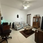 Casa à venda em Praia Grande, localizada na Guilhermina, composta por 03 dormitórios confortáveis sendo um deles uma ótima suíte, sala ampla dois ambientes, banheiro social, cozinha igualmente ampla e