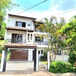 Casa no bairro Vila Jardim, de 3 dormitórios com 1 suíte, 2 vagas, sacada e piscina.