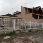 Casa para reforma com 3 dormitórios e muito espaço de quintal em Praia Grande SP