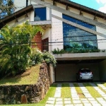 VENDA DE CASA DE ALTO PADRÃO NO CONDOMÍNIO ARUJAZINHO IV, OPORTUNIDADE de 400m², 3 suítes, sala em L, mezanino, piscina e churrasqueira. CONSULTE-NOS.