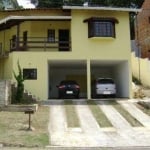 VENDA DE CASA NO CONDOMÍNIO ARUJÁ COUNTRY CLUB, EM ARUJÁ/SP, 220m² com 4 dorm, 2 salas, churrasqueira, forno a lenha, piscina e 4 vagas. CONSULTE-NOS.