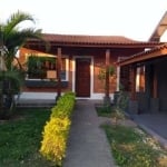 LOCAÇÃO DE CASA NO ARUJAZINHO IV, EM ARUJÁ/SP, EXCELENTE IMÓVEL DE 250m² com 02 dorm, 03 salas, cozinha, lavanderia e quintal coberto. CONSULTE-NOS.