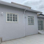 VENDA DE CASA NO JARDIM RINCÃO, EM ARUJÁ/SP, 176m² com 3 quartos, suíte, cozinha c/ planejados, churrasqueira, piscina e 2 vagas. CONSULTE-NOS.