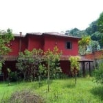 VENDA DE CASA NO COPACO, EM ARUJÁ/SP, 147m² com 3 suítes, quintal amplo, churrasqueira, sala de estar e jantar e garagem coberta. CONSULTE-NOS.