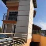 VENDA DE CASA NO CONDOMÍNIO ARUJAZINHO I, II E III, EM ARUJÁ/SP, 370m² com 5 suítes, piscina, churrasqueira e garagem coberta p/ 6 autos. CONSULTE-NOS