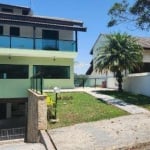 LOCAÇÃO DE SOBRADO NO CONDOMÍNIO ARUJÁ V, EM ARUJÁ/SP, 300m² com 3 quartos, suíte. CONSULTE-NOS.