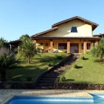 Casa no Condomínio Estância dos Lagos em Atibaia com 4 dormitórios, piscina, churrasqueira, amplo espaço gramado.