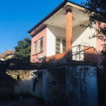 Vende casa  com  07 peças,  mais  edícula nos fundos com garagem e mais uma peça de 01 dormitório, para fins residencial ou comercial, no bairro Floresta. Amplo pátio com churrasqueira..