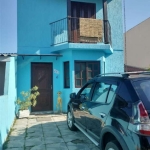 Lindo sobrado de 3 dormitórios, sala, cozinha grande e lavabo. Na parte superior quarto do casal com sacada, mais 2 dormitórios e 1 banheiro social. Garagem na frente para 2 carros e pátio nos fundos.