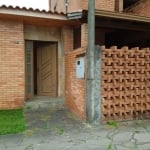 IMOVEL IDEAL PARA INVESTIDOR!!!!!!!!!!!!!!!&lt;BR&gt;Casa em condominio, precisando de reformas com:&lt;BR&gt;Amplo living com lareira, lavabo, cozinha e copa,  tres dormitorios, sendo um suite, garag