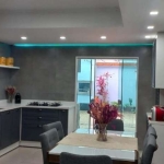 Lindo sobrado de 3 andares com amplo living de dois ambientes finamente decorado com gesso rebaixado com linda iluminação, cozinha com moveis planejado, 3 banheiros sendo duas suítes, o 3 andar sendo 