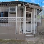 Casa de esquina, 1 dormitório com living estendido, banheiro, cozinha, podendo fazer uma sala comercial. Logo atrás se encontra uma casa de madeira e garagem com dois dormitórios.