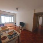 Novidade! Apartamento de 02 dormitórios (mais quarto auxiliar com banheiro) desocupado com peças amplas, silencioso e posição leste (sol da manhã), lateral/fundos. Localização perfeita, colado no melh