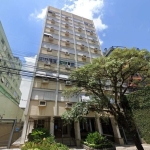 EXCLUSIVIDADE. Frente, espaçoso apartamento com 135 m2 privativos. Próximo ao Hospital Moinhos de vento, com muito sol, orientação norte/leste. 4 dormitórios (1 suíte master), banheiro social com opçã