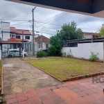 Casa de 115m² com  2 dormitórios, Amplo living para dois ambientes, banheiro social, Cozinha, Sala de estar, Área de serviço, Churrasqueira e Vaga de garagem. &lt;BR&gt;Bem localizada com  acesso fáci