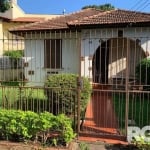 Ampla casa, com pátio,  na Avenida Assis Brasil - Passo da Areia&lt;BR&gt;Casa com localização estratégica na zona norte, em frente a churrascaria Lunar. Necessita de reformas. Amplo pátio.